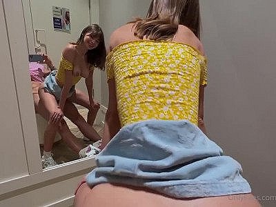Elle se fait baiser dans une cabine d'essayage